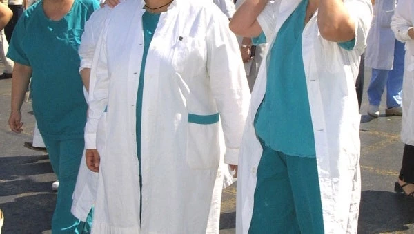 Τραγικές ελλείψεις στο Νοσοκομείο Λαμίας – «Γιατροί λιποθυμούν από υπερκόπωση!» (βίντεο)